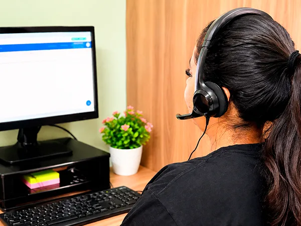 Equipe de suporte humanizado do Empresarius atendendo cliente